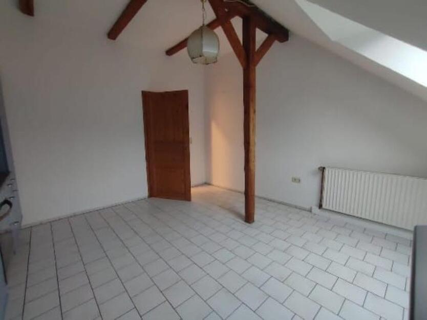 Großzügige 4-Zi.-DG-Wohnung (120 m²) mit Einbauküche & Stellplatz