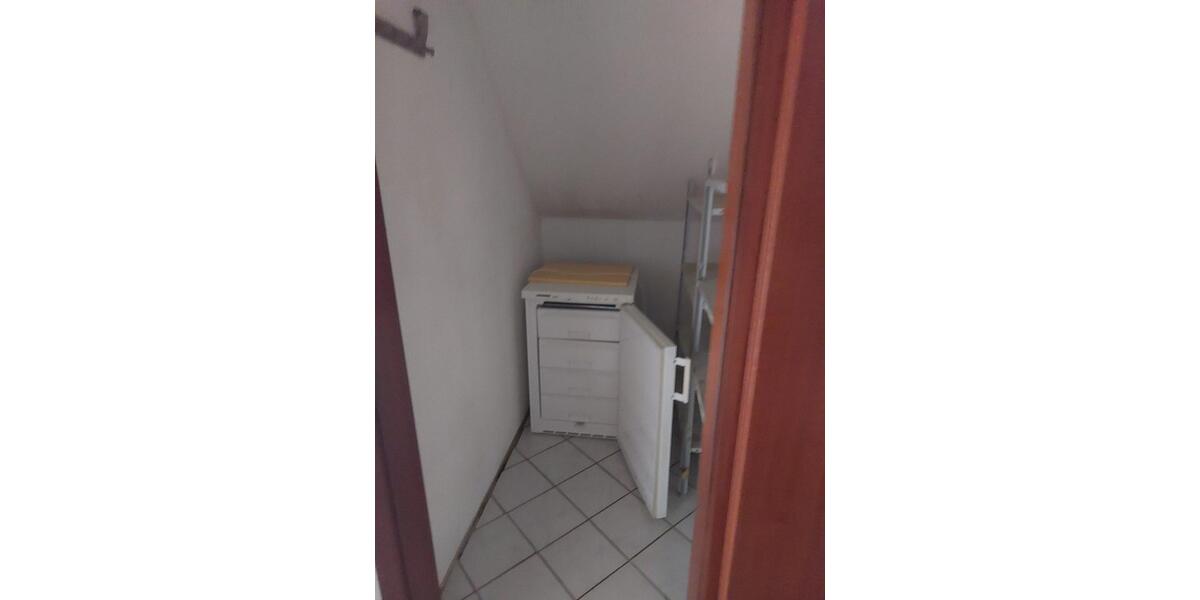 große 2-Zimmer-Dachgeschoßwohnung mit Balkon 1. Etage 2 zimmer