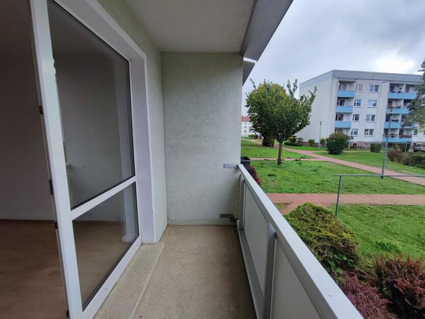 Erdgeschoßwohnung mit Balkon und Stellplätzen vor der Tür