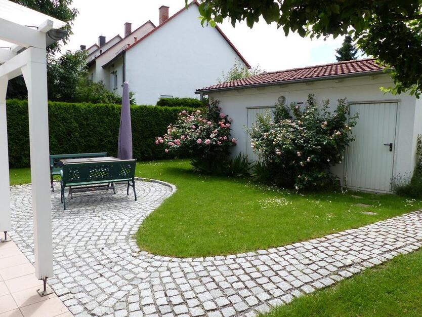 Ruhiges Einfamilienhaus in top Lage mit großem Garten und Garagen