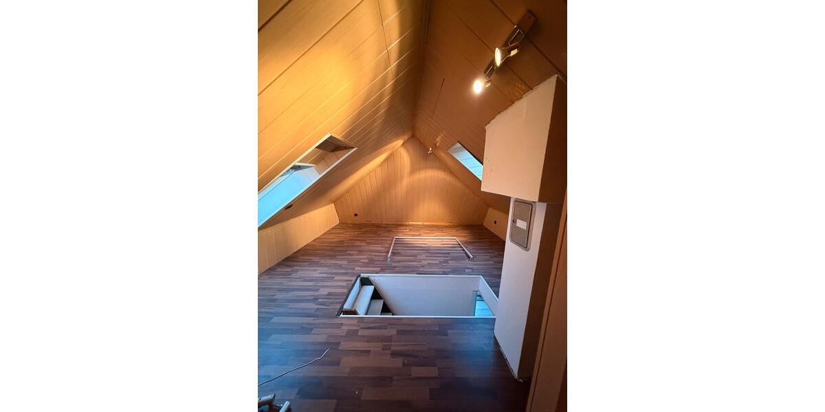 Dachgeschoßwohnung Bremen Neustadt - 6.5 Zimmer, 158 m&sup2;, 1.800&euro; | Angebot:25236213