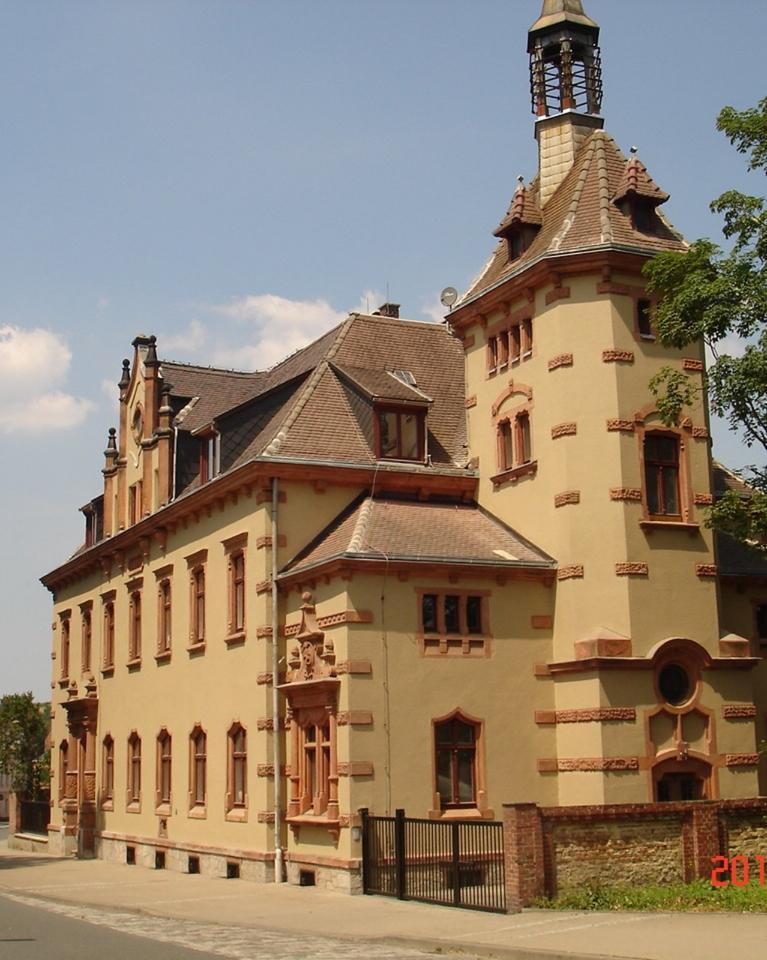 3-Zimmer Wohnung mit großem Garten in repräsentativem Gebäude
