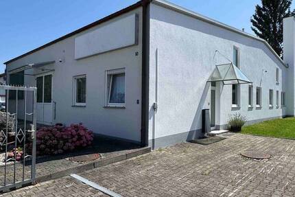 Vielseitige Gewerbeeinheit mit Büros, Regallager und Halle zimmer