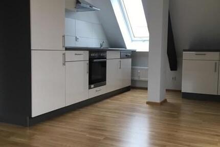 2er-WG geeignete 3 Zimmer-Dachgeschoß-Wohnung mit Einbauküche!