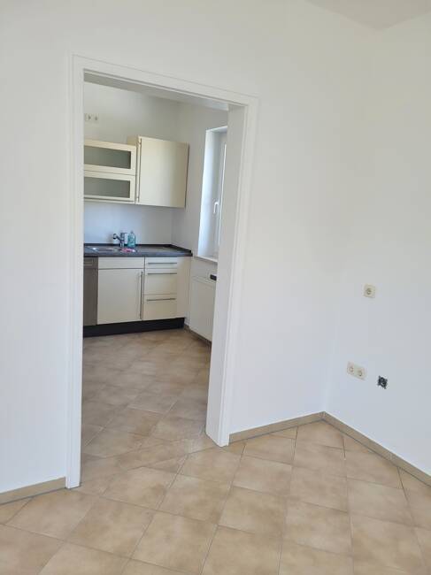 Helle Wohnung im Hochparterre eines neu renovierten 2-Parteien-Miethauses, mit Terrasse, Garten,etc!