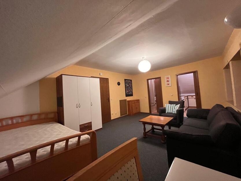 Möblierte 1-Zimmer-DachWohnung zu vermieten – ruhig, ideal gelege