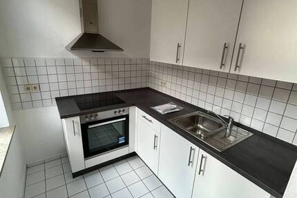 Großzügige 1-Zimmer mit Einbauküche, Dusche und Laminat in zentraler Lage!