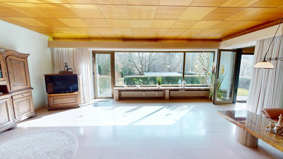 VR IMMO: Exklusive Wohnung mit Innenpool, Sauna und hochwertiger Ausstattung.