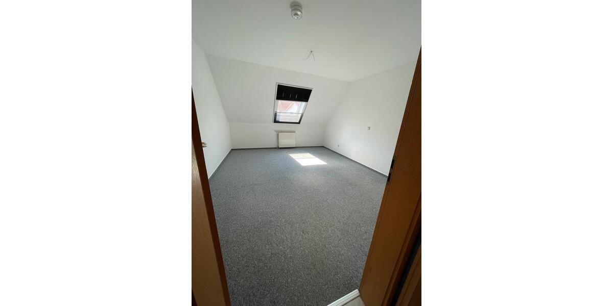 helle 3 Raum-Dachgeschosswohnung mit Balkon, Stellplatz und Rollläden in ruhiger Lage 3 zimmer