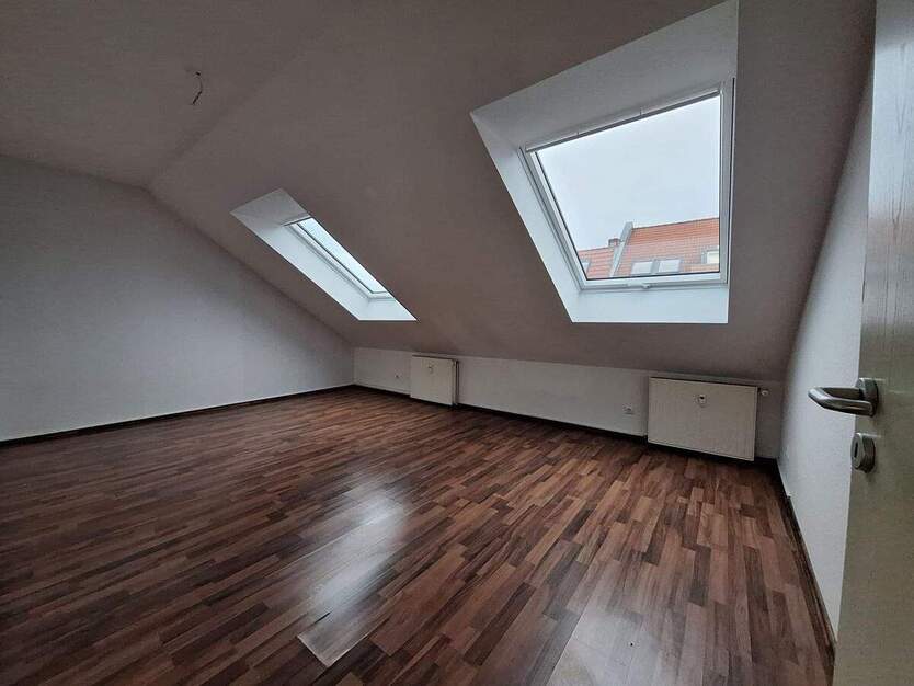 Großzügige 3-Zimmer Dachgeschoßwohnung mit Balkon und Stellplatz 3 zimmer