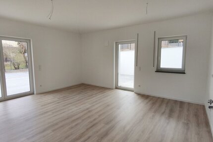 Erstbezug Moderne 4-Zi-Souterrain-Whg WFL 94,5 m² Energiesparhaus QNG Terrasse ab 01.09.2026 zu vermieten! - Wohnung Windischeschenbach | Angebot:27024074