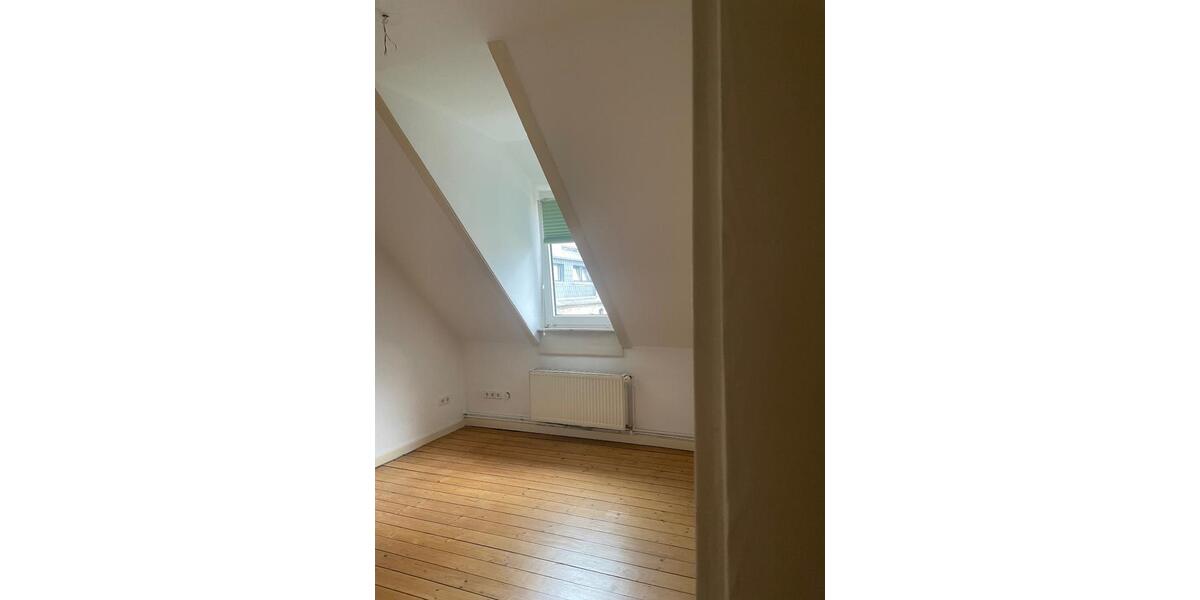 Dachgeschoßwohnung Wiesbaden Biebrich - 4 Zimmer, 105 m&sup2;, 1.190&euro; | Angebot:23487974