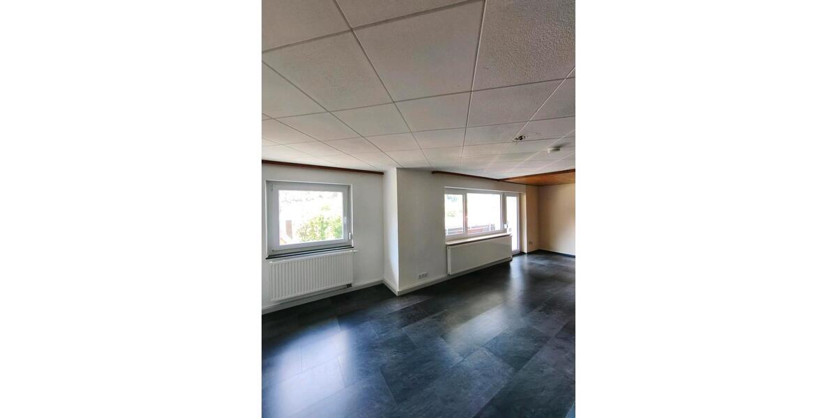 Helle 3-Zimmer-Wohnung mit Balkon – 90 m2 im Erdgeschoss 3 zimmer