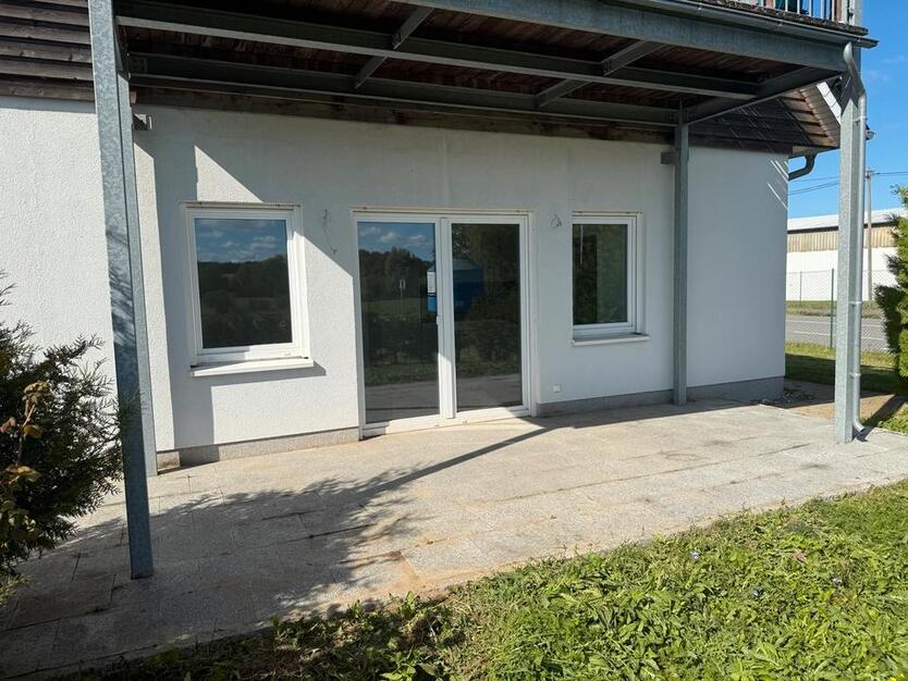 schönes helles Büro, gut gelegen mit Möglichkeit zur Übernachtung