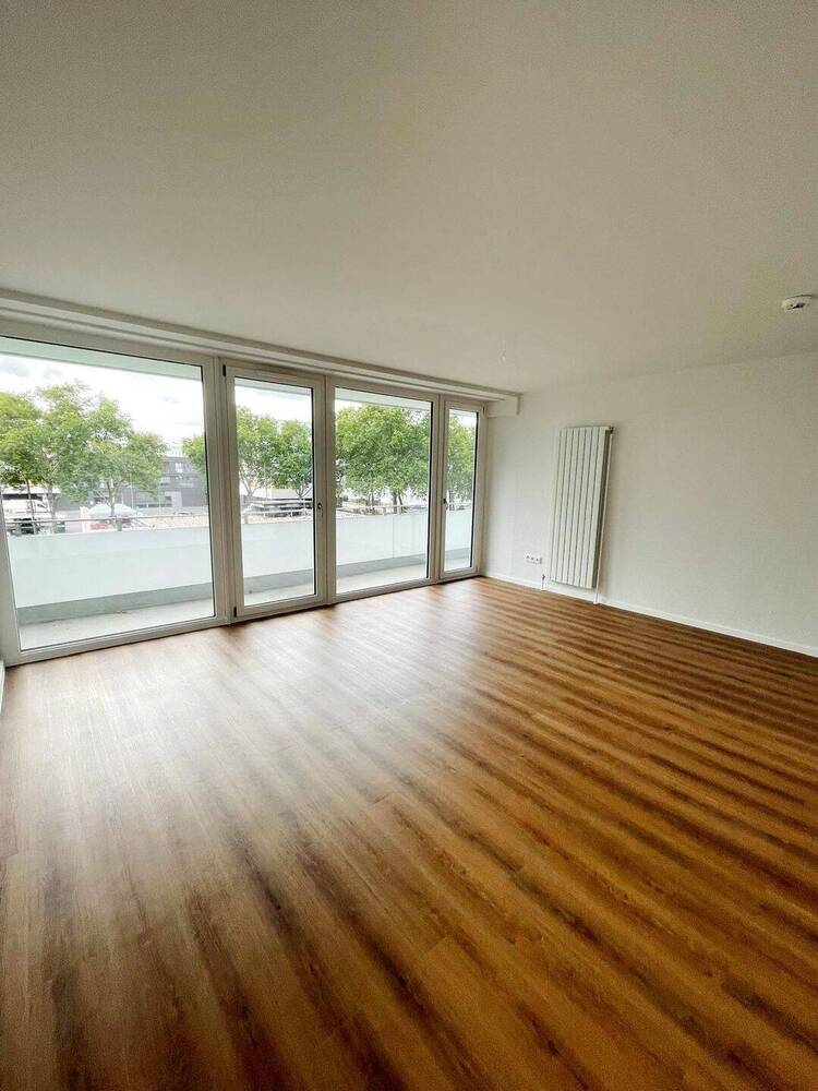 Erstbezug nach Modernisierung! 2 Zimmer + Balkon, neuer Boden, neues Bad, Aufzug