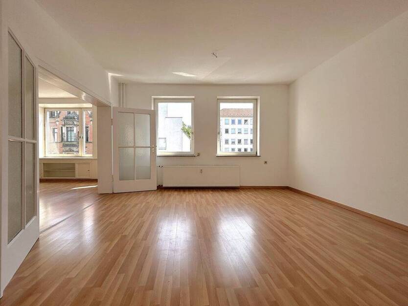 Helle, geräumige 4 Zimmerwohnung mit Balkon in zentraler Lage