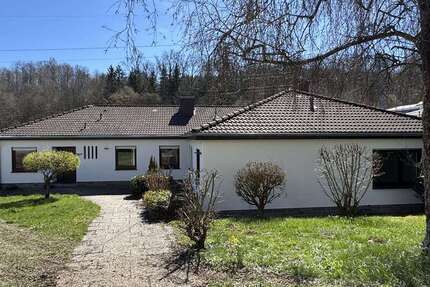 Haus Kreuztal - 7 Zimmer, 252 m&sup2;, 1.600&euro; | Angebot:26090242