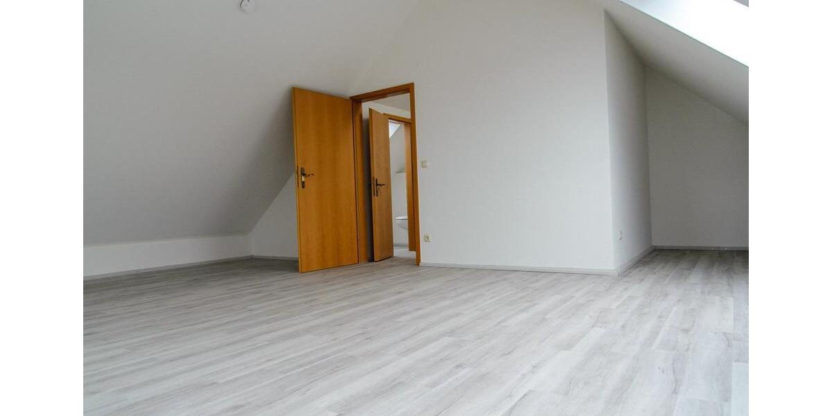 Frisch sanierte helle 3-Zimmer-DG-Wohnung mit Balkon 3 zimmer