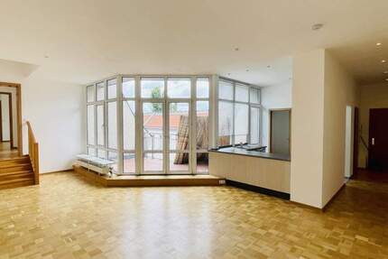 Toplage am Los-Angeles-Platz! Stilvolle Dachgeschosswohnung! *Anfragen ausschließlich SCHRIFTLICH* 3 zimmer