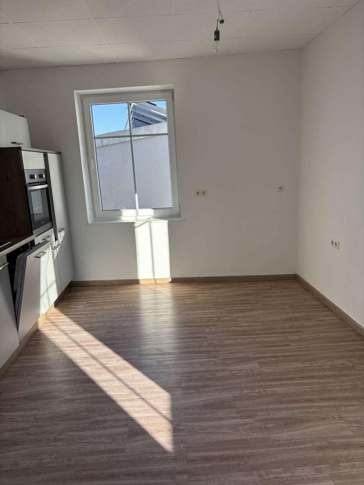 Neu renovierte 3-Zimmer-Wohnung mit großem Balkon und Einbauküche!