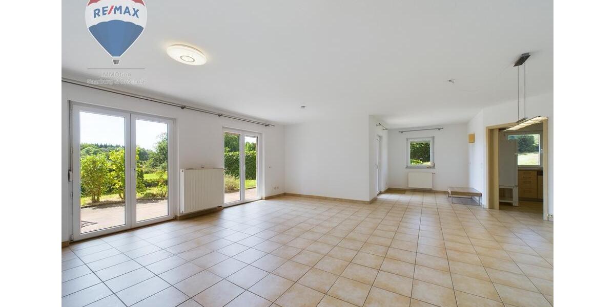 Großzügige Terrasse & viel Grün: Helle Souterrainwohnung 3 zimmer