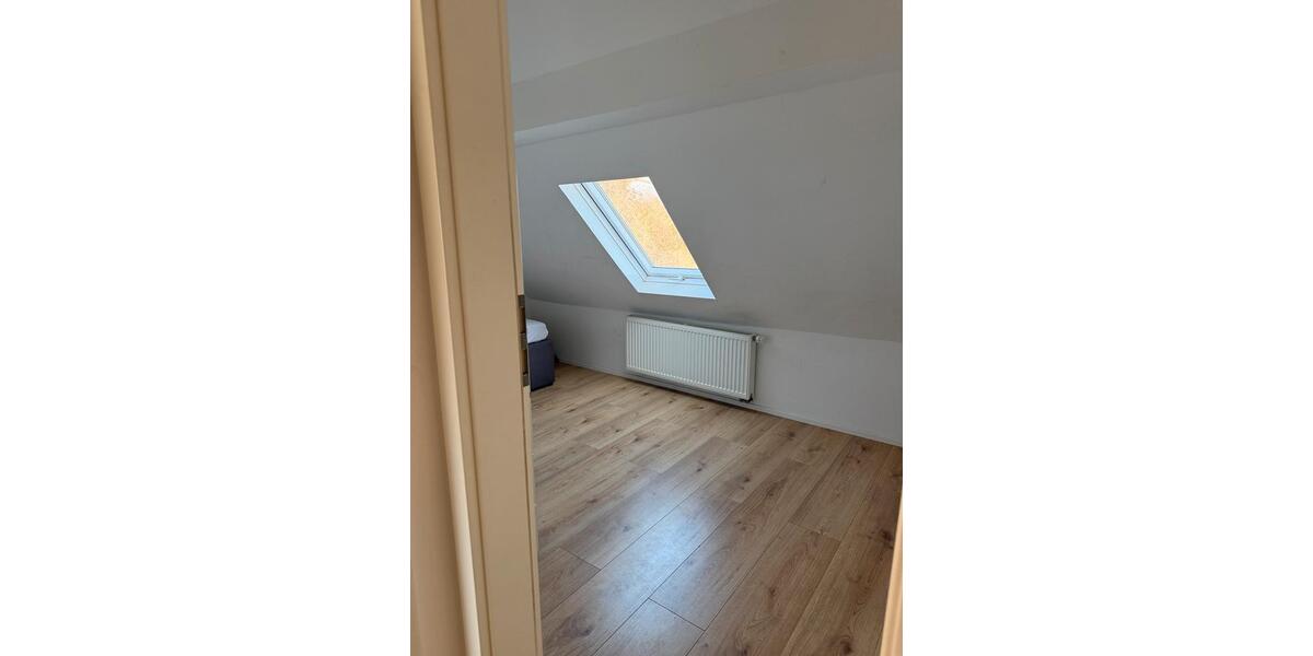 Dachgeschoßwohnung Oberursel (Taunus) - 4 Zimmer, 100 m&sup2;, 1.200&euro; | Angebot:25295601