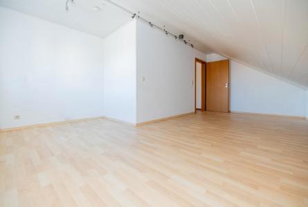 Dachgeschoßwohnung Villingen-Schwenningen Schwenningen - 3 Zimmer, 82 m&sup2;, 990&euro; | Angebot:24878631