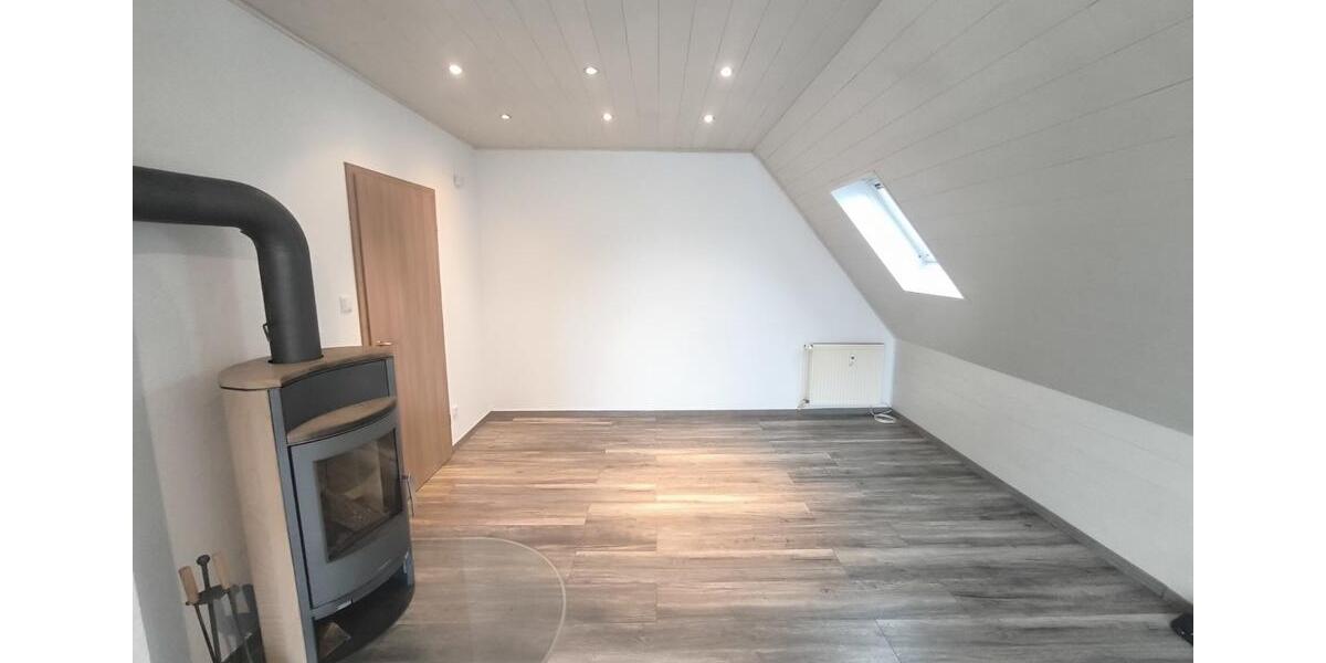 Helle Dachgeschosswohnung 80 qm in Enger mit Balkon und Carport 3 zimmer