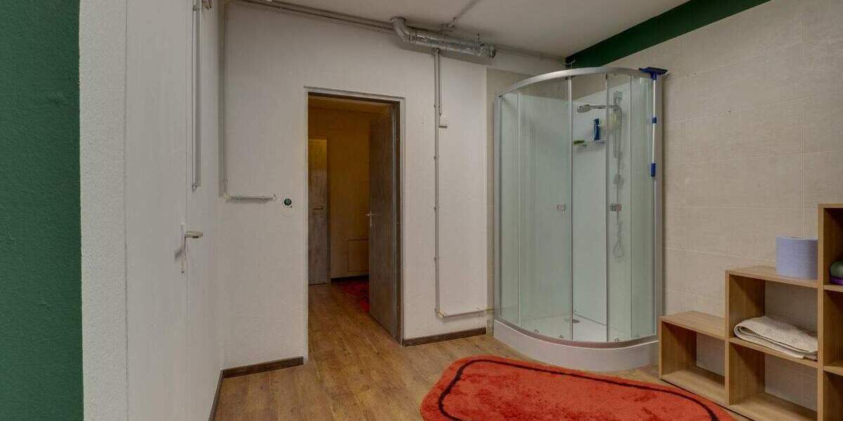 Moderne Gewerbefläche für Büro, Praxis oder Studio - zentrale Lage in Würzburg-Sanderau zimmer