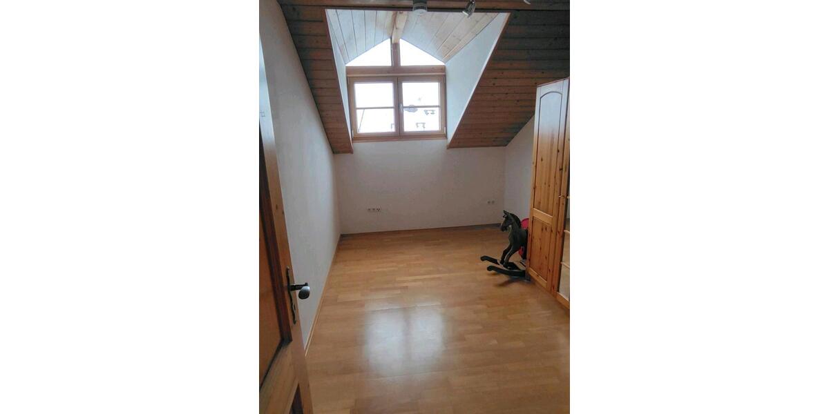Dachgeschoßwohnung Tuntenhausen - 4 Zimmer, 100 m&sup2;, 1.250&euro; | Angebot:25945352