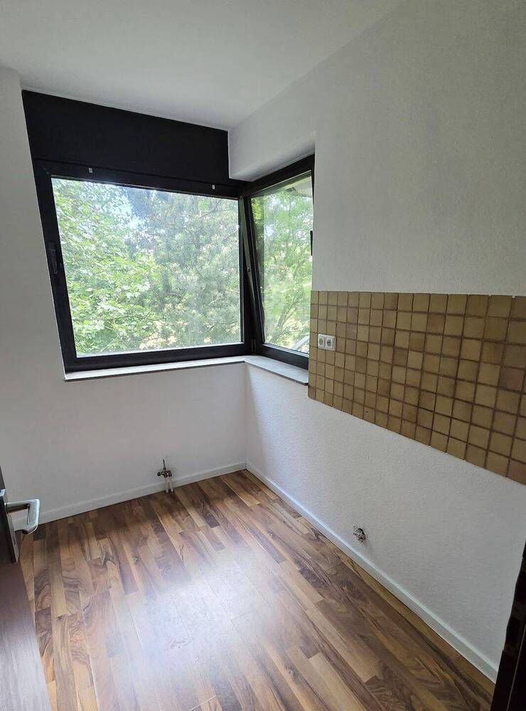 Familien-Zuhause in angenehmer Größe, 3 Zimmer mit Balkon, Laminat, Wannenbad, Gäste-WC, Aufzug