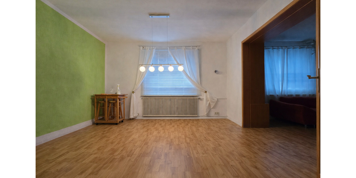 WG-Zimmer in großzügigem Haus (Misburg) nahe Bus&Bahn Haltestelle 4 zimmer