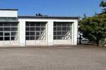 Helle Werkstatt- Montagehalle, unterteilt in zwei Hallen, Büro und Sanitärbereich - Ideal für KfZ-Kleingewerbe, Hand...