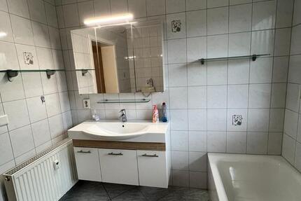 3 Zi, Küche Diele Bad und WC, 2 Balkone, Keller, sep. Waschküche zimmer
