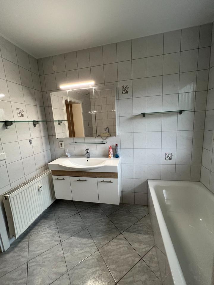 3 Zi, Küche Diele Bad und WC, 2 Balkone, Keller, sep. Waschküche zimmer