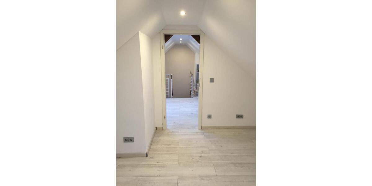 Dachgeschoßwohnung Essen Stadtbezirk III - 4 Zimmer, 93 m&sup2;, 1.300&euro; | Angebot:24803203