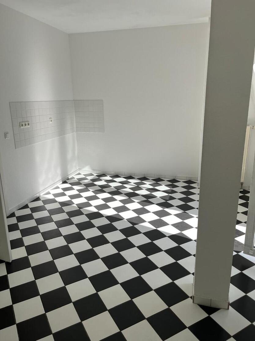 Renovierung in eigener Hand ! Tolle Lage, Herrliche Wohnung mit Balkon...5 Monate mietfrei 4 zimmer