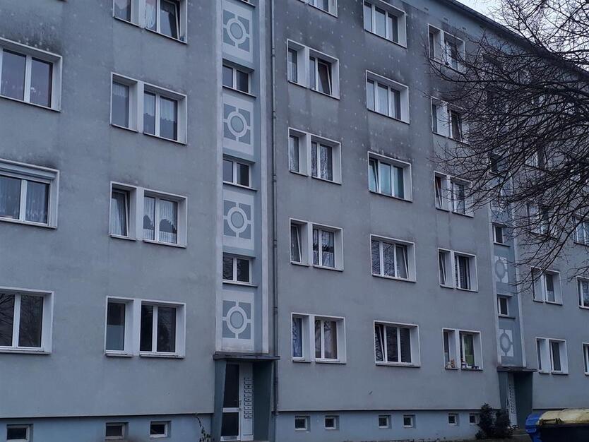 Teilsanierte 2- Zimmer Wohnung im Erdgeschoß mit Balkon