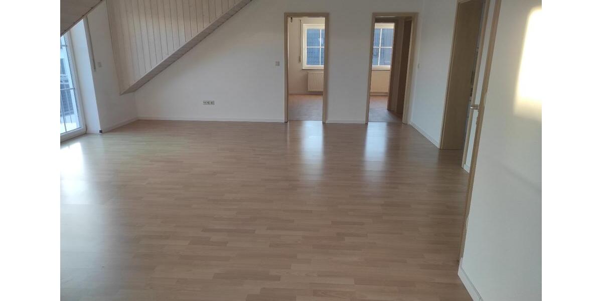 Dachgeschoßwohnung Wettstetten - 3 Zimmer, 85 m&sup2;, 930&euro; | Angebot:26030600
