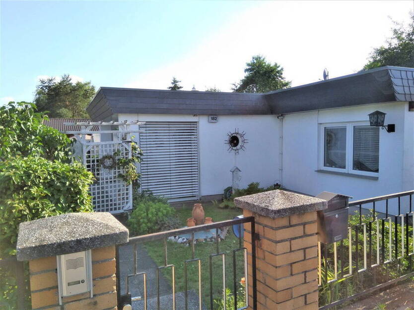 schöner Bungalow, 2,5 Zimmer mit Garage und Garten