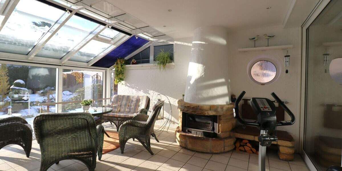 Großzügige 2,5 Zimmer Erdgeschosswohnung mit Wintergarten, Garage und Garten 2 zimmer