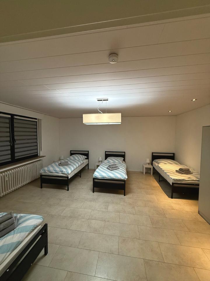 MonteurWohnung Unterkunft FerienWohnung (bis 17 Per.) in Duisburg