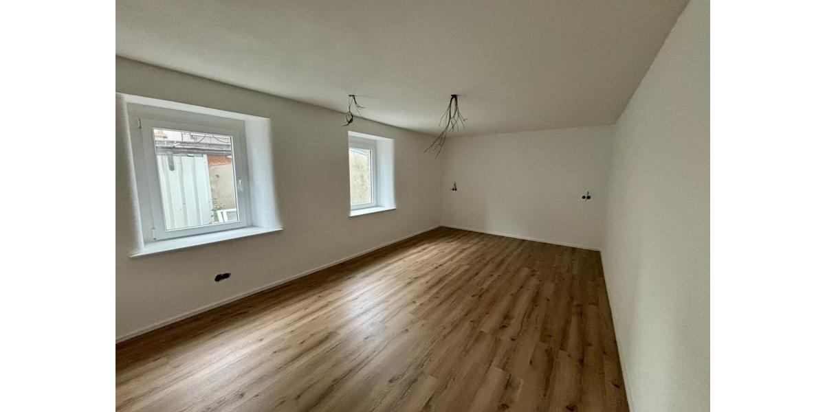 Neuwertige Dachgeschosswohnung mit hohen Decken | Balkon und Stellplatz 2 zimmer