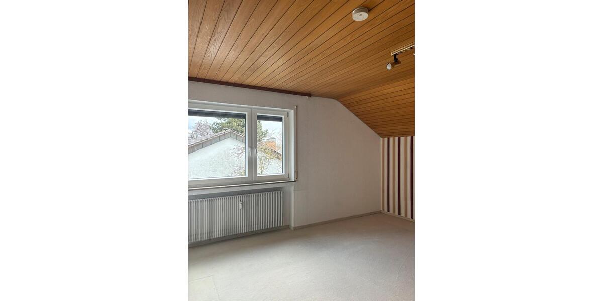 Dachgeschoßwohnung Villingen-Schwenningen Schwenningen - 3 Zimmer, 102 m&sup2;, 1.200&euro; | Angebot:25233030