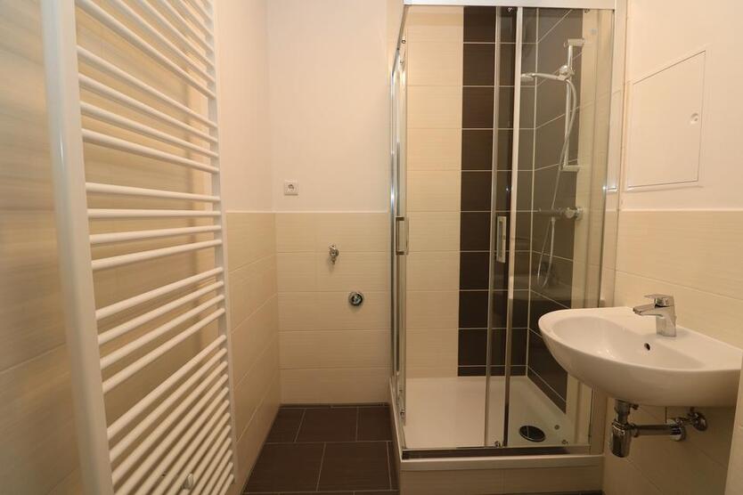 Richtig eingeseift...moderne 2-RW mit Dusche u. Balkon!!! zimmer