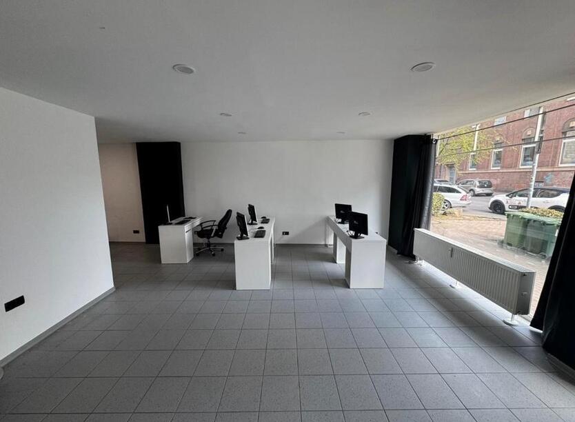 Saniertes Ladenlokal mit großer Straßenfront in Sterkrade Mitte