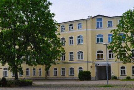 Grosszügige barrierefreie u. ebenerdige Gewerbeeinheit mit 7 Räumen zzgl. 2 Toiletten u.Küche in TOP-LAGE v. GRH incl. Parkplätzen ab 01.01.2026 zu vermieten zimmer