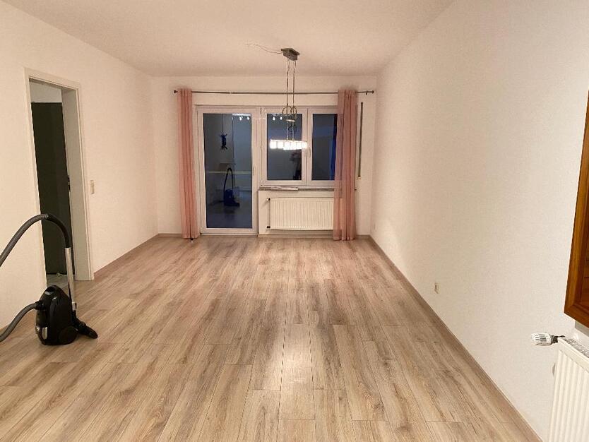 *** Großzügige 4-Zi.-Mietwohnung in Karlsdorf ***