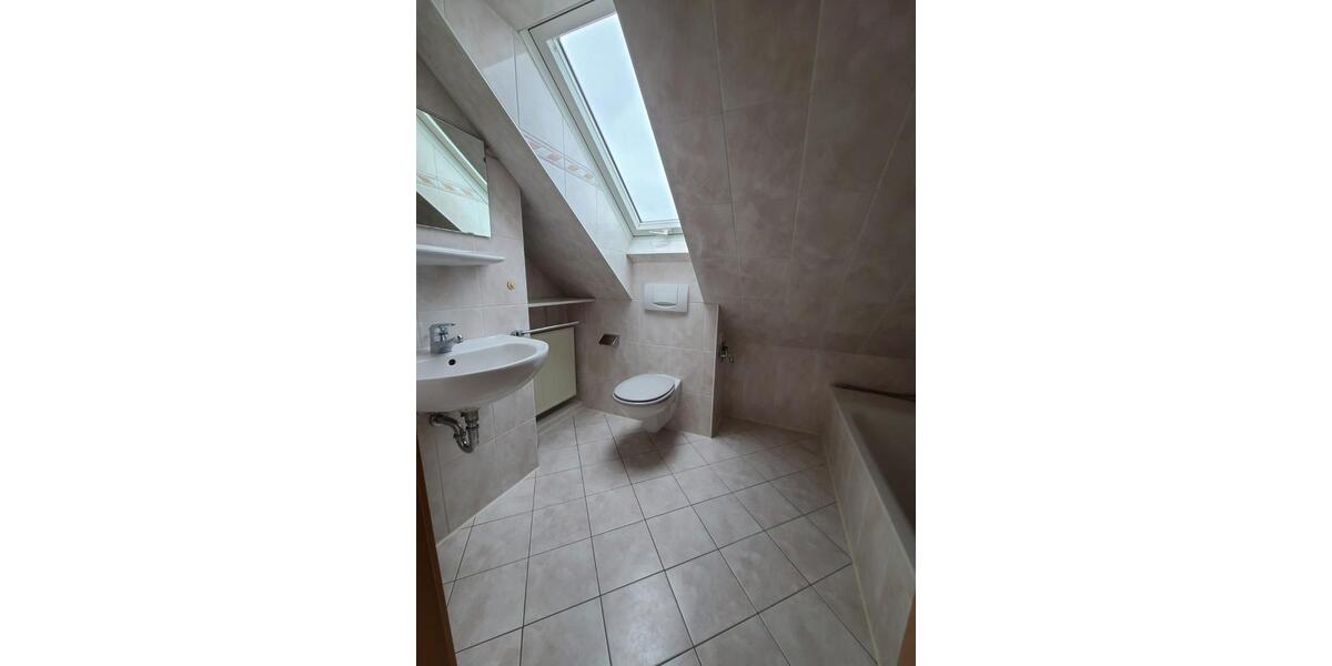 Kleines DG 1 Zimmer Apartment in LAT zentral mit kl. Küchenzeile 1 zimmer