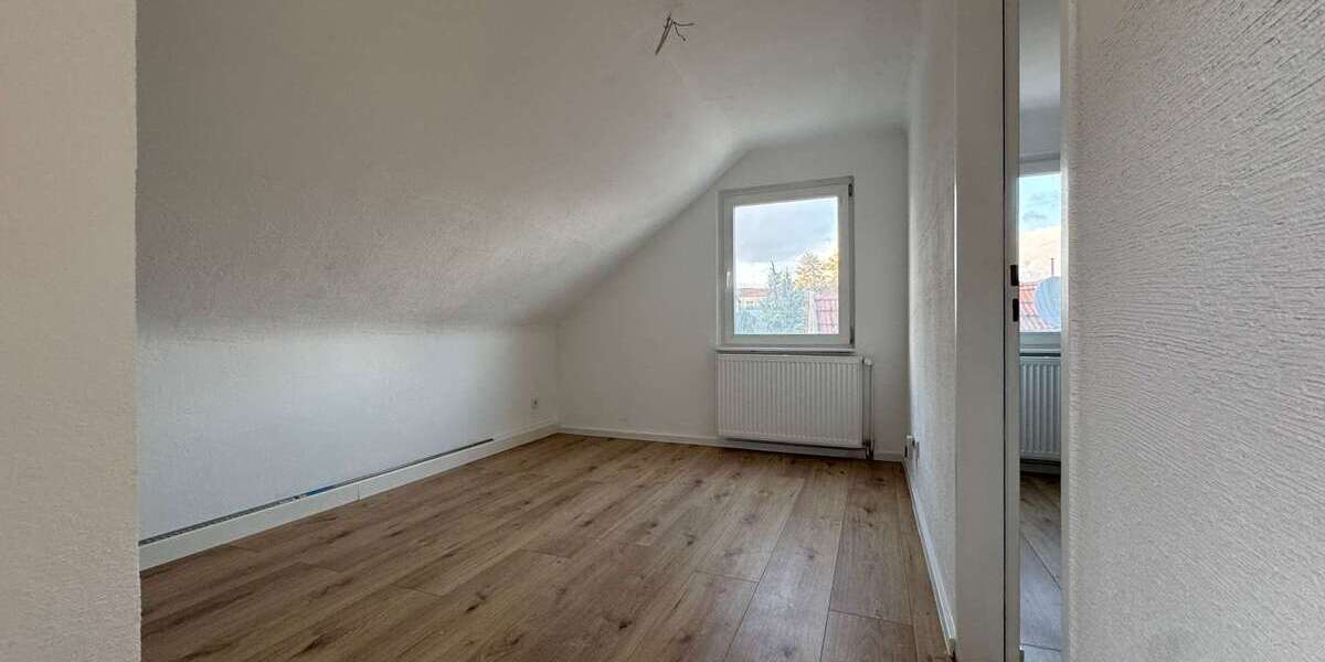 Sanierte 2-Zimmer-Dachgeschosswohnung mit neuem Bad in Ensheim - Dachgeschoßwohnung Saarbrücken-Halberg Halberg | Angebot:26764265